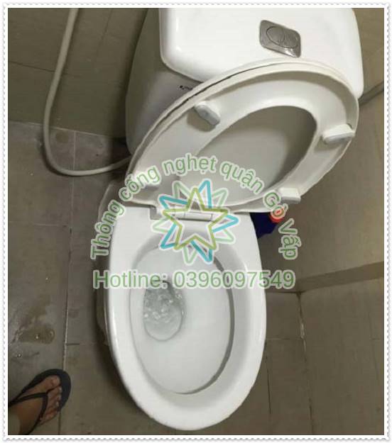 Th&ocirc;ng nghẹt bồn cầu bị tắc bằng m&oacute;c &aacute;o
